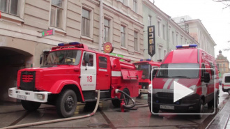 Пожарные спасли двух человек из полыхающей квартиры на Брюсовской