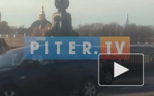 Ловкий маневр иномарки на Литейном мосту не помог избежать аварии