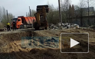 Видео: сотрудники РЖД убирают несанкционированную свалку на Варшавской улице