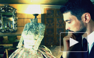 Греческий художник Никос Флорос мечтает заковать петербурженок в алюминиевые платья