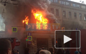 Самое пекло: появилось свежее видео с пожара на Петроградке
