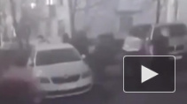 Видео:В центре Москвы десятки дворников устроили массовую драку на лопатах