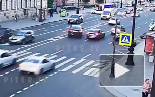 На видео попало столкновение BMW с машиной скорой помощи на Невском проспекте