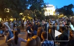 "Сорвались с катушек": в центре Петербурга молодежь устроила массовый разгул