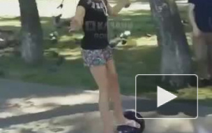 Появилось видео, как в Казани девочка на гироскутере давит голубей