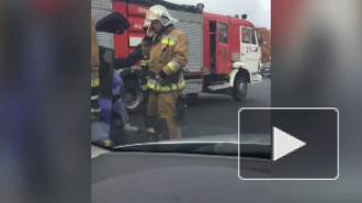 На Выборгском шоссе спасатели доставали водителя из разбитого Porsche Cayenne 