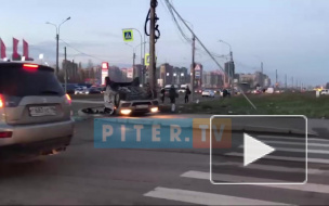 Хаммер перевернул на крышу Ладу на пересечении 3-го Верхнего и проспекта Энгельса