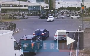 Появилось видео момента аварии на углу Савушкина и Туристкой