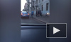 Видео: на Новочеркасском проспекте мужчина с "розочкой" пытался разогнать велосипедистов