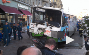 На Лиговском проспекте ДТП с автобусом: он пробил ограждение и перегородил дорогу