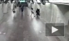 В московском метро мужчина избил иностранца за нежелание общаться