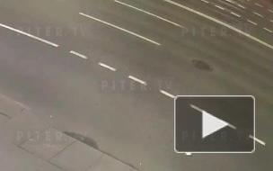 Видео: на Невском проспекте женщина-пешеход попала под машину