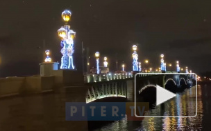На петербургских мостах зажгли праздничную иллюминацию