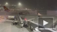 В аэропортах Москвы из-за снегопада задержали или ...