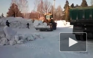 Шокирующее видео: На Урале рабочие снесли ледовый городок, когда там находились дети‍