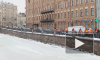 Видео: работники администрации района убирают наледь возле Кокушкиного моста