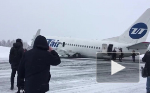 Пассажирский самолет совершил жесткую посадку в Усинске