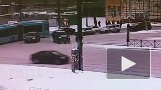 На перекрестке Заневского и Энергетиков "встретились" микроавтобус и иномарка