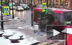 "Форд" влетел на столб на Московском проспекте