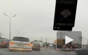 Грузовик с медом перевернулся на МКАД 