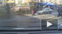 Жуткое видео из Калининграда: иномарка на пешеходном переходе сбила женщину с ребенком
