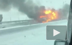 Взрыв грузовика на заснеженной трассе "Дон" попал на видео