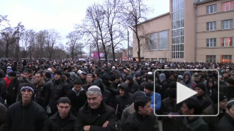 Возле мечети  многолюдно. Мусульмане  празднуют Курбан-байрам