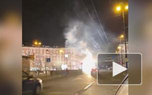 Петербуржцы сняли огненное шоу с участием трамвая