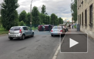 Видео: в центре города перевернулась красная иномарка 