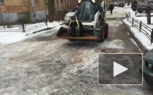Появилось видео необычного метода борьбы с гололедом на проспекте Стачек
