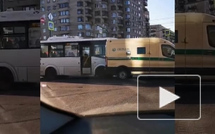 Инкассаторская машина и автобус столкнулись на Ветеранов 