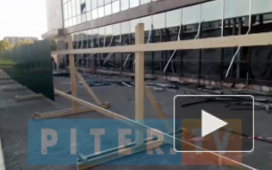 Видео: в ТРК "Нева" в Колпино ОМОН разобрал первый этаж