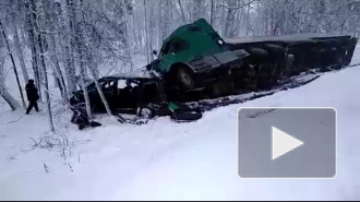 Появилось видео с места смертельной аварии грузовика и микроавтобуса под Томском