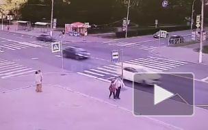 В Петергофе автомобиль вылетел на тротуар в результате ДТП