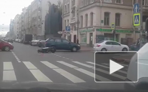 Видео: на Лиговском иномарка сбила байкера