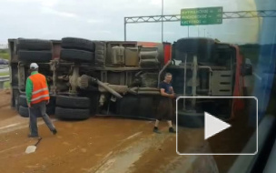 Появилось видео с КАД, где перевернулся КАМАЗ с песком
