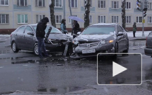 Внезапный снег в Петербурге вызвал массу ДТП: на Седова столкнулись Honda и Kia