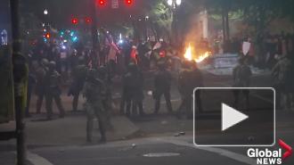 В Портленде протестующие штурмуют здание суда