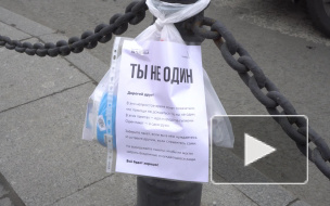 "Ночлежка" оставляет на улицах пакеты с едой для бездомных: репортаж Piter.TV