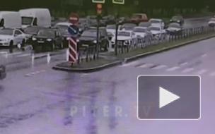 Видео: такси улетело в дорожное ограждение на Софийской улице