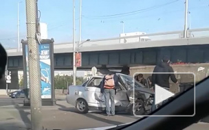 Видео: под Володарским мостом столкнулись две легковушки