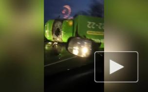 На Гатчинском мосту перевернулась и загорелась "Газель"