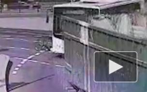 На Благовещенском мосту автобус подбил велосипедиста