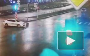 Черная иномарка отбила белой машине бампер на перекрестке Захарова и Героев
