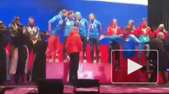 Российские биатлонисты сами спели гимн РФ с Губерниевым