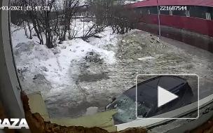 Глыба льда упала на автомобиль с людьми в Мурманской области