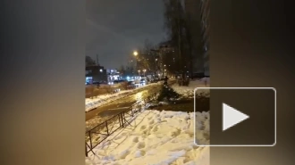 Улицу Симонова затопило водой из-за прорыва трубы