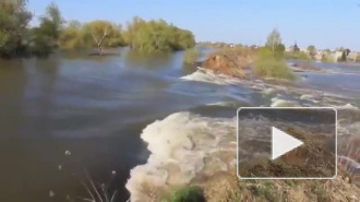 В Ишиме прорвало дамбу, поселок ушел под воду