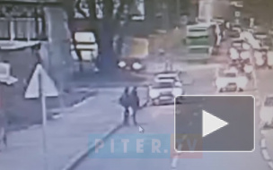 Уснувший водитель такси съехал с дороги в здание на Лиговском