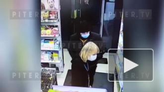 Двое мужчин с газовыми баллончиками ограбили магазин на Пражской улице - видео
